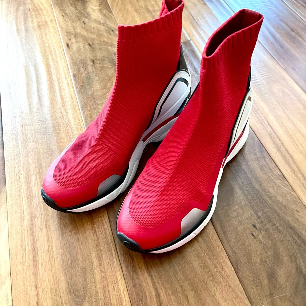 Michael Kors Skylers - Excellent condition. Wore few times only!!!!!  SIZE 9.